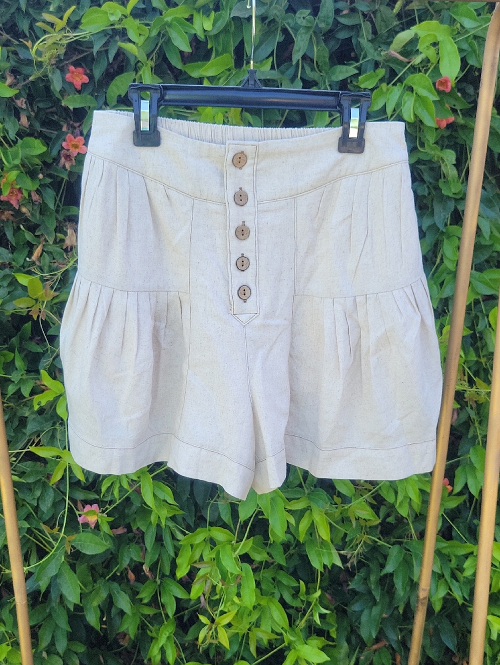 Mustard Seed Cream Button-Front Tiered High-Waist Shorts S